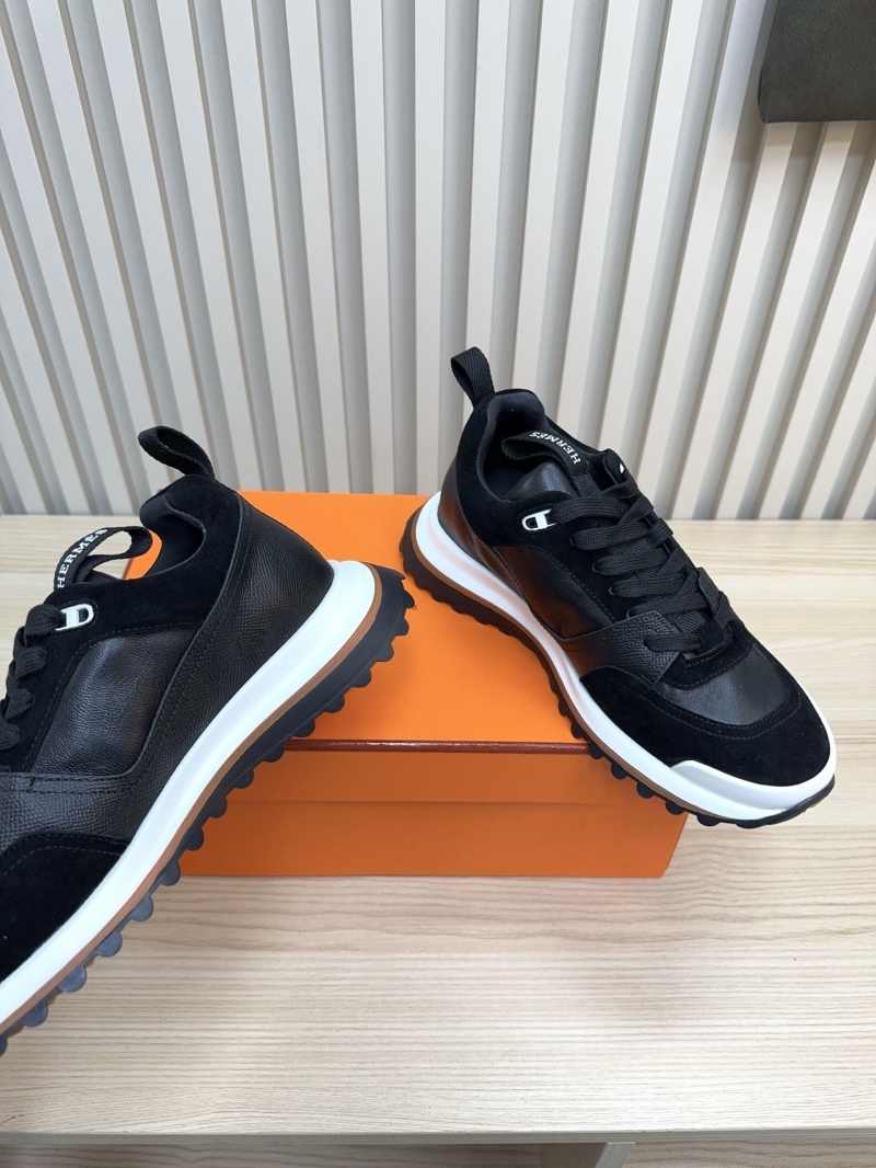 H**me5 sneaker